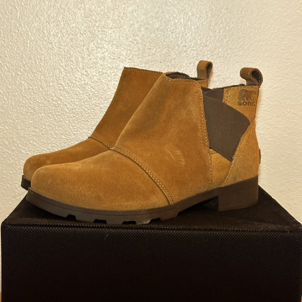 Sorel Emelie Chelsea Boots Beige Brown Suede Stretch Ankle women’s 5